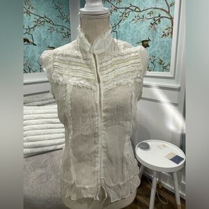 Guess blouse size medium (is more like a small)